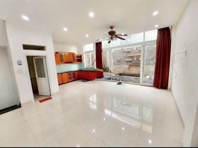 14 feet away. 7 x 20 meters. Fourth floor. There's air conditioning in the bedroom.