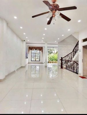 14 feet away. 7 x 20 meters. Fourth floor. There's air conditioning in the bedroom.