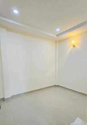 New house, 4 x 12 meters wide, 1 M 2nd floor, 3 P. Sleep & in a clear, OK park