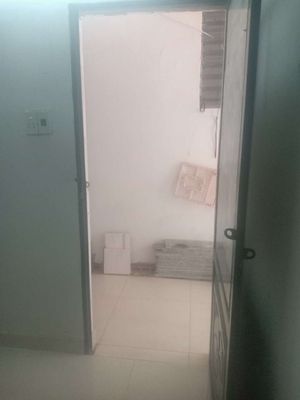 Cheap room, private toilet, private water, near the market, there's the internet.