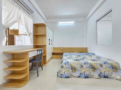 Private washing machine room, open sky windows, free two cars.