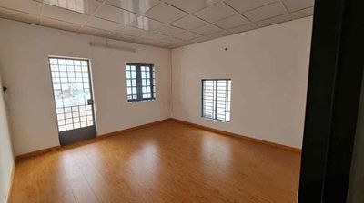Near the market for three bedrooms, two toilets, group of friends, family at Krissi online.