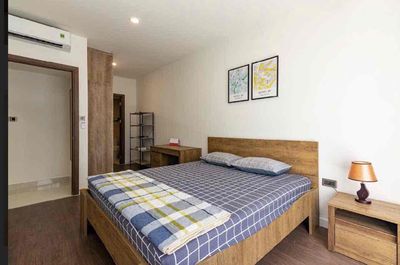 Two bedrooms, two bathrooms 83 m2 Saigon Royal full of furniture