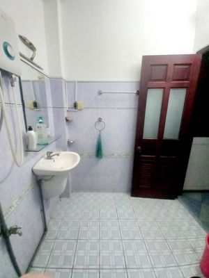 The low-priced ground room in Central Mountain: Four and a half million, 30 meters, not shared.