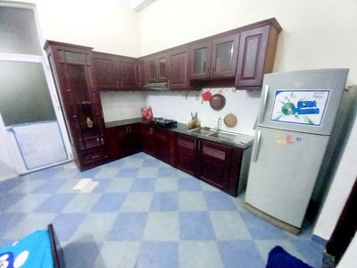 The low-priced ground room in Central Mountain: Four and a half million, 30 meters, not shared.