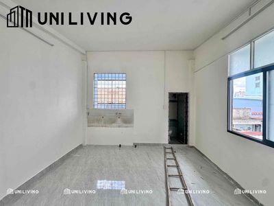 Opening the uef walk-room, hutech with guards and no windows.