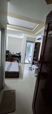 The rent is four stories down, four stories down, and we're in the middle of nowhere. Bình Tân. Five bedrooms. Six toilets.