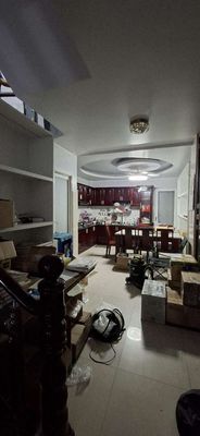The rent is four stories down, four stories down, and we're in the middle of nowhere. Bình Tân. Five bedrooms. Six toilets.