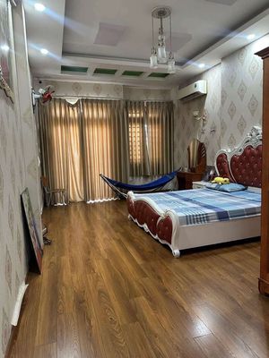 The rent is four stories down, four stories down, and we're in the middle of nowhere. Bình Tân. Five bedrooms. Six toilets.