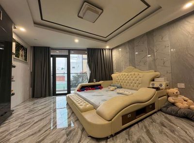 The building is a Trường Sơn 5 x 20 m. 6th floor building that's only 110 million a month.