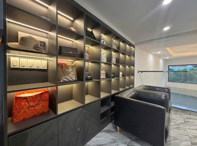 The building is a Trường Sơn 5 x 20 m. 6th floor building that's only 110 million a month.