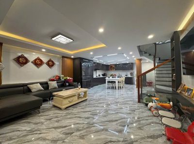The building is a Trường Sơn 5 x 20 m. 6th floor building that's only 110 million a month.