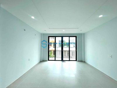 The front house is 4 x 20 meters, 3th floor 5 bedroom, freshly lit.