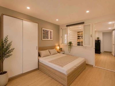 Tell Zhang the new house, a 35-foot balcony bedroom. Right down by 4 blue rows.