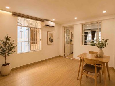 Tell Zhang the new house, a 35-foot balcony bedroom. Right down by 4 blue rows.