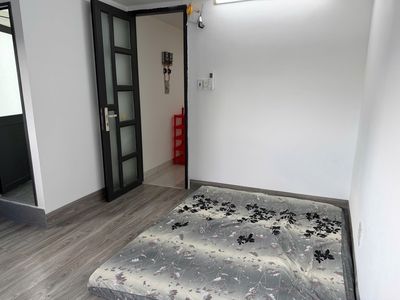The LQTM, near the University of Industrial College, the full interior, has a big balcony.