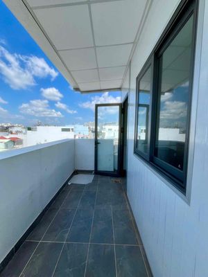 The balcony studio is wide open in the center of 7