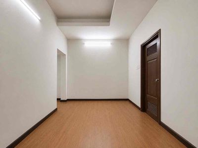 It's the owner who rents the apartment in Bình Thạnh.