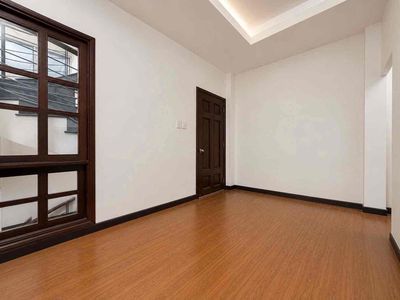 It's the owner who rents the apartment in Bình Thạnh.