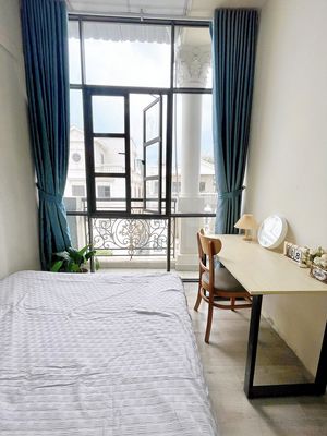 A full interior comfort room, super open balcony, open window
