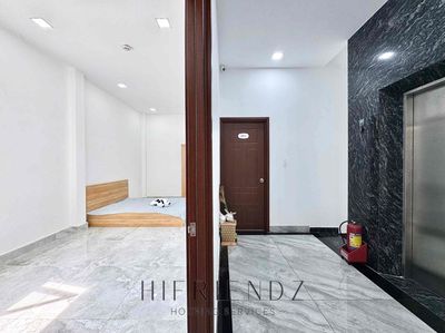 The new apartment has a window of 30 meters wide near the University of Rose Eagle Constitution.