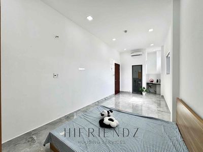 The new apartment has a window of 30 meters wide near the University of Rose Eagle Constitution.