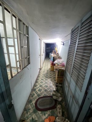 We need to rent a room to women right at the Western market, only 100 meters from the medical university.