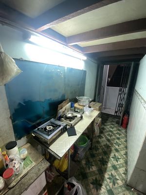 We need to rent a room to women right at the Western market, only 100 meters from the medical university.