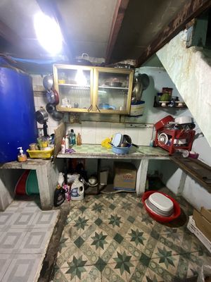 We need to rent a room to women right at the Western market, only 100 meters from the medical university.