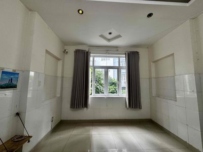 Hall clear, Delomes, first floor.