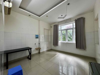 Hall clear, Delomes, first floor.