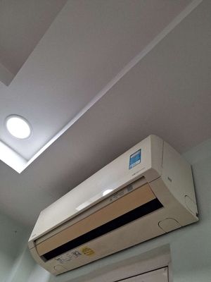 The air conditioning room is wearing water.