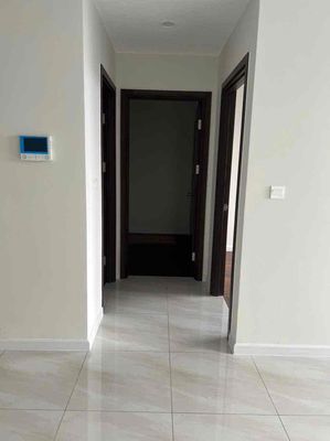 It's the owner who rents a three-size apartment. Two toilets, a new house, nice view.