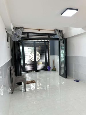 Rent the new building of the LRA B-1 A Lạc Long Quân, 11 million a month.
