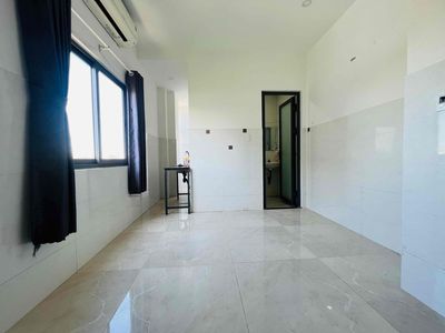 The air conditioning room is 500 meters from the university law.