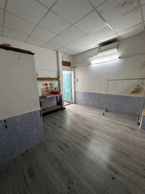 The ground floor motel has Phạm Văn Bạch interior.