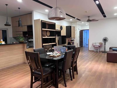 Rent the Belleza apartment three bedrooms, high, cool floors.