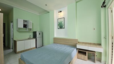 The studio's full of furniture, air conditioning, Phú Nhuận center.