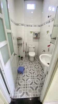 Rent us ground level 55 meters2, 1 P. 207, basic interior, quiet alley.