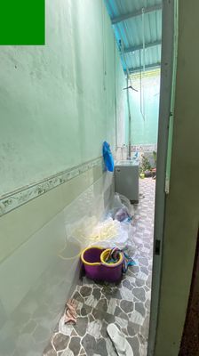 Rent us ground level 55 meters2, 1 P. 207, basic interior, quiet alley.
