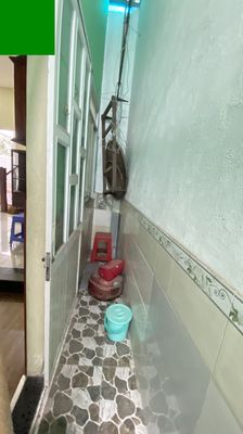 Rent us ground level 55 meters2, 1 P. 207, basic interior, quiet alley.