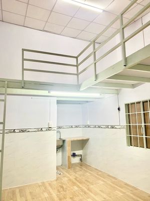 30 m m m m m m m an guard, toilet, separate passageway, 8-mile district.