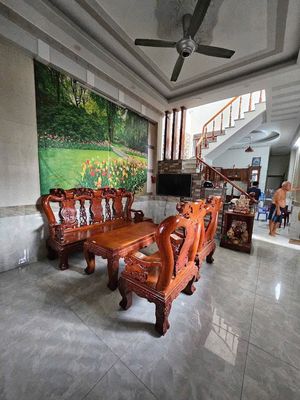 Rent a five-room apartment near the University Village, D.A.