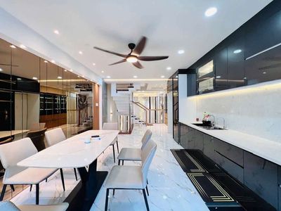 Nice new apartment. Car alley, garage, four bedrooms. Five toilets, full-time furniture.