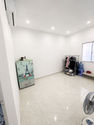 Rent room 22 meters, right at the Customs Park.