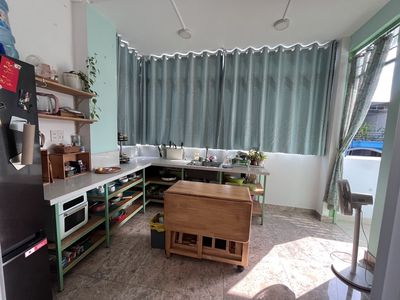Room one full kitchen, bath, smart TV near the market, etown.