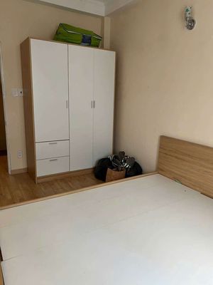 Two bedrooms, two empty toilets, near the university of economics, encyclopedias, almonds.