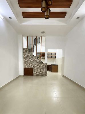 It's the owner of the Ni Ni Ni Nii who rents 4 x 10 meters, 3 floors 2 bedrooms, 3 toilets, 6 meters alley