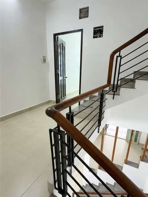 It's the owner of the Ni Ni Ni Nii who rents 4 x 10 meters, 3 floors 2 bedrooms, 3 toilets, 6 meters alley