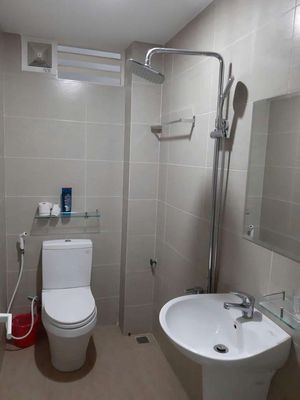 Renting cheap student dorms at the University of Lakes near District 1.